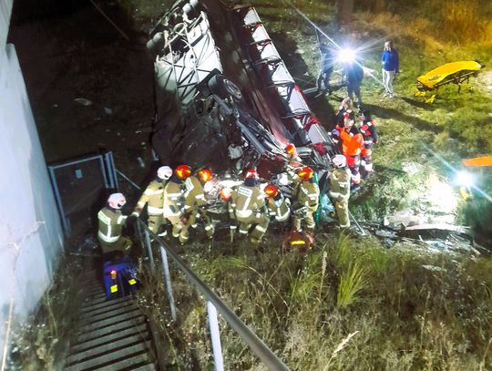 Zgorzelec. Autobus spadł z wiaduktu na A4. Kierowca w szpitalu