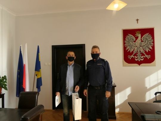 Zgorzelecka policja dziękuje lubańskiemu taksówkarzowi. Uratował oszczędności seniorki