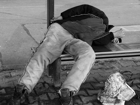 Znalazł bezdomnego na strychu. Policjanci proszą o empatię