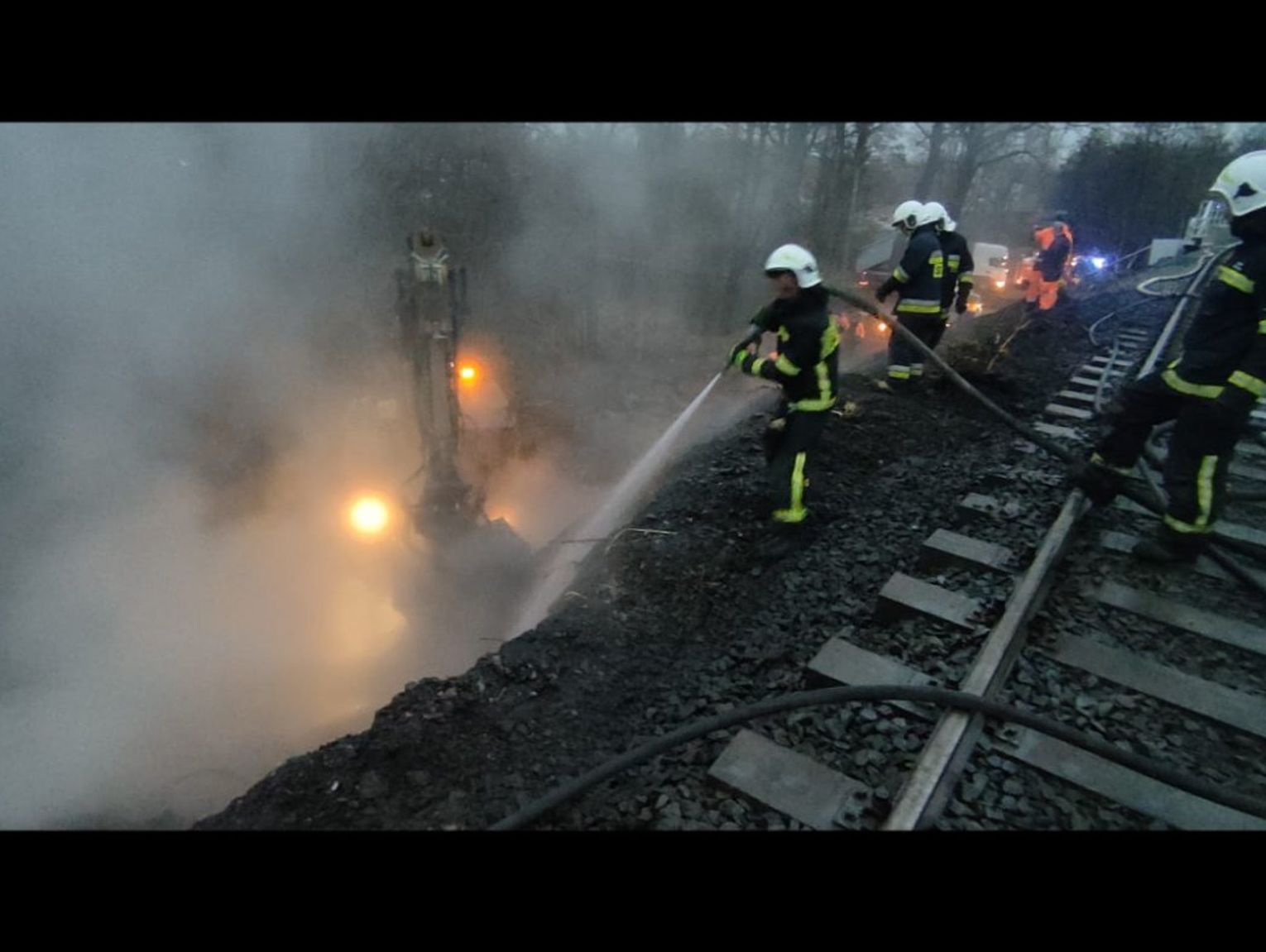 Nietypowy Pożar Aby Go Ugasić Strażacy Rozebrali Kolejowy Nasyp 0472
