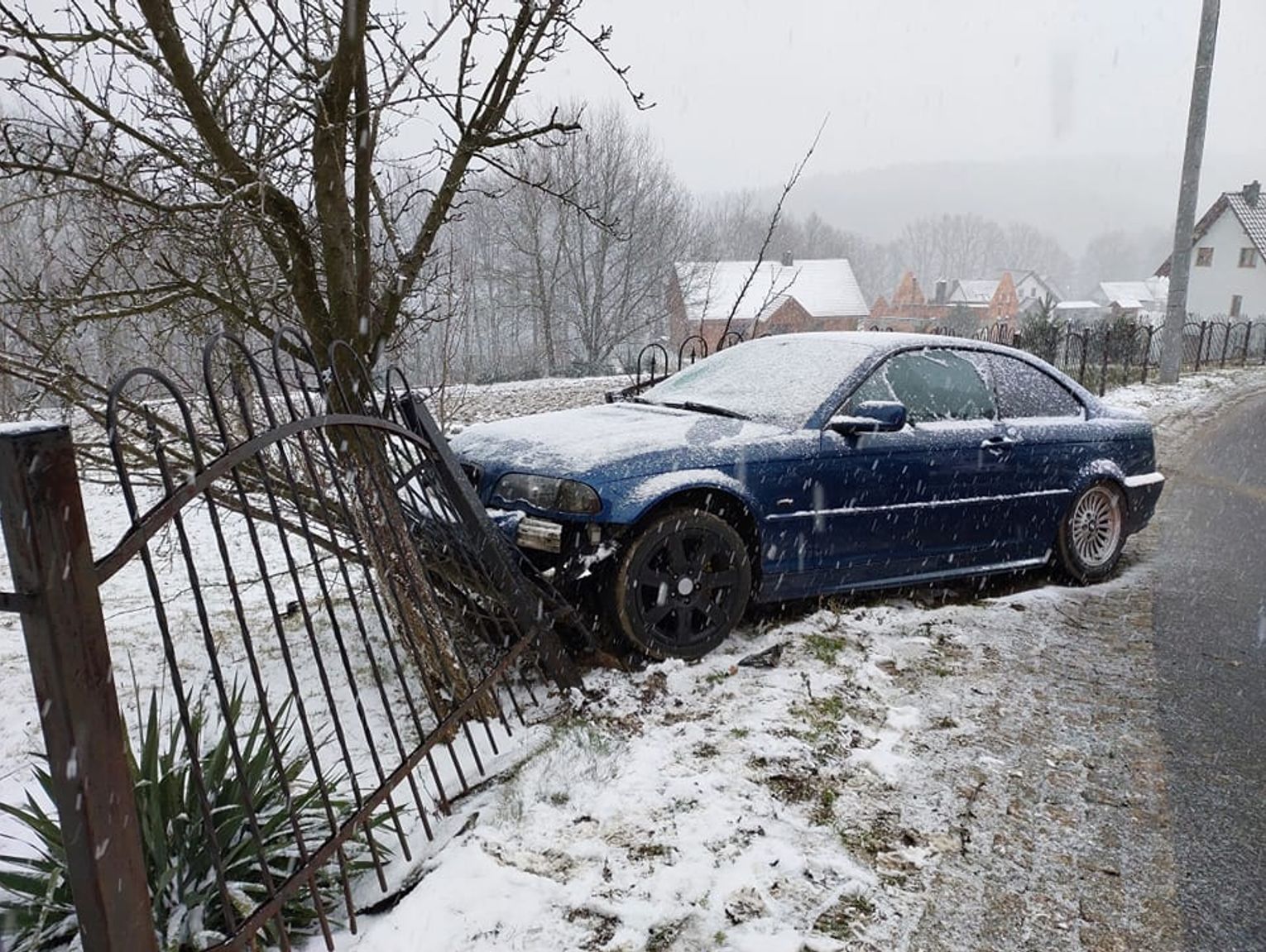 Pijany 25-latek Za Kierownicą BMW Zatrzymał Się Na Płocie