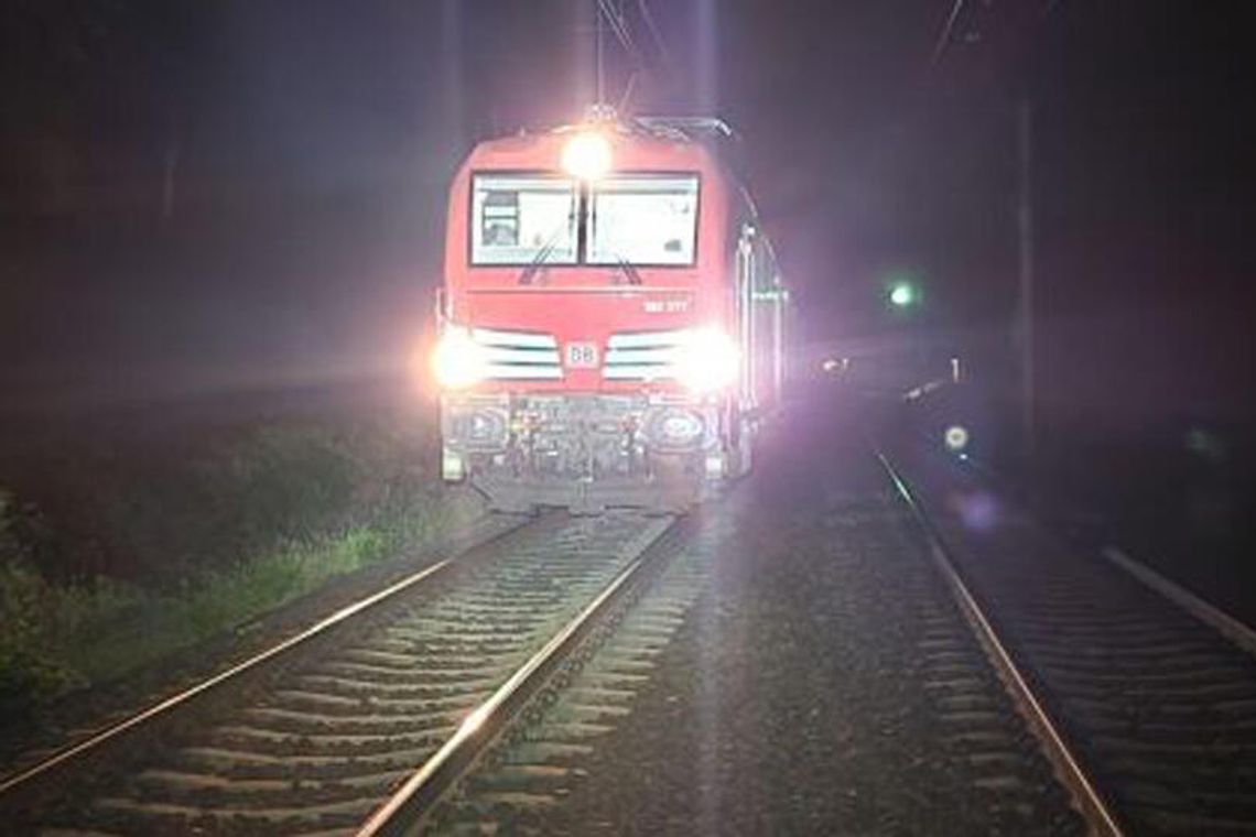 Młody człowiek potrącony przez pociąg