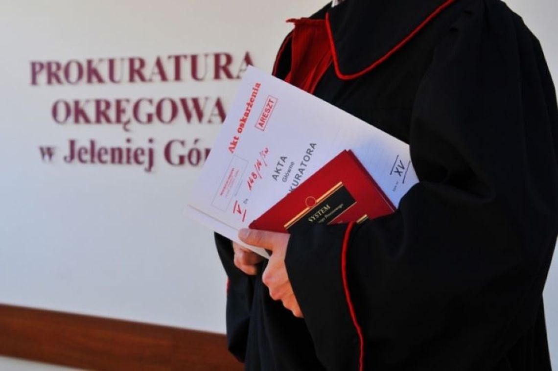 70-latek groził ratownikom nożem. Decyzją sądu mężczyzna trafił do aresztu