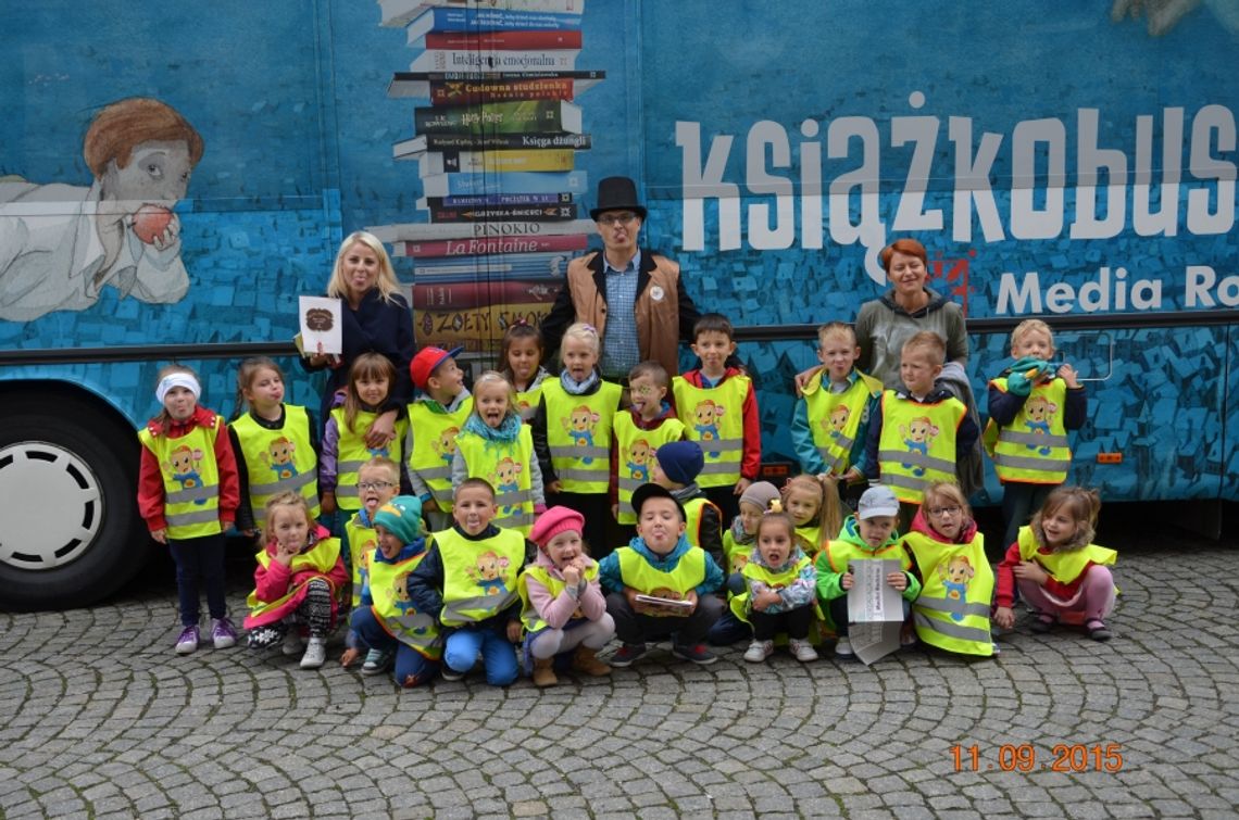 Akademicy na spotkaniu w Książkobusie