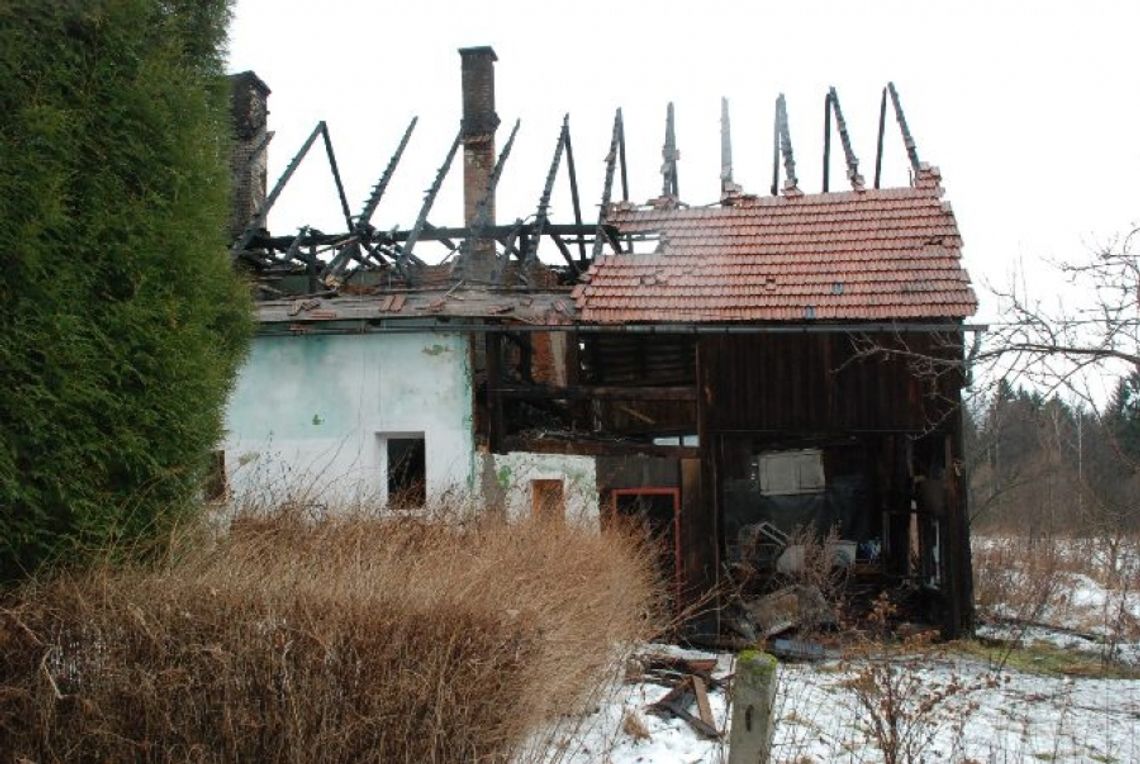 Areszt za włamanie, podpalenie budynku i znieważenie miejsca spoczynku zmarłego