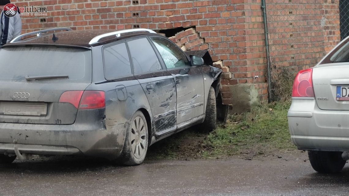 Audi wybiło dziurę w ścianie stodoły