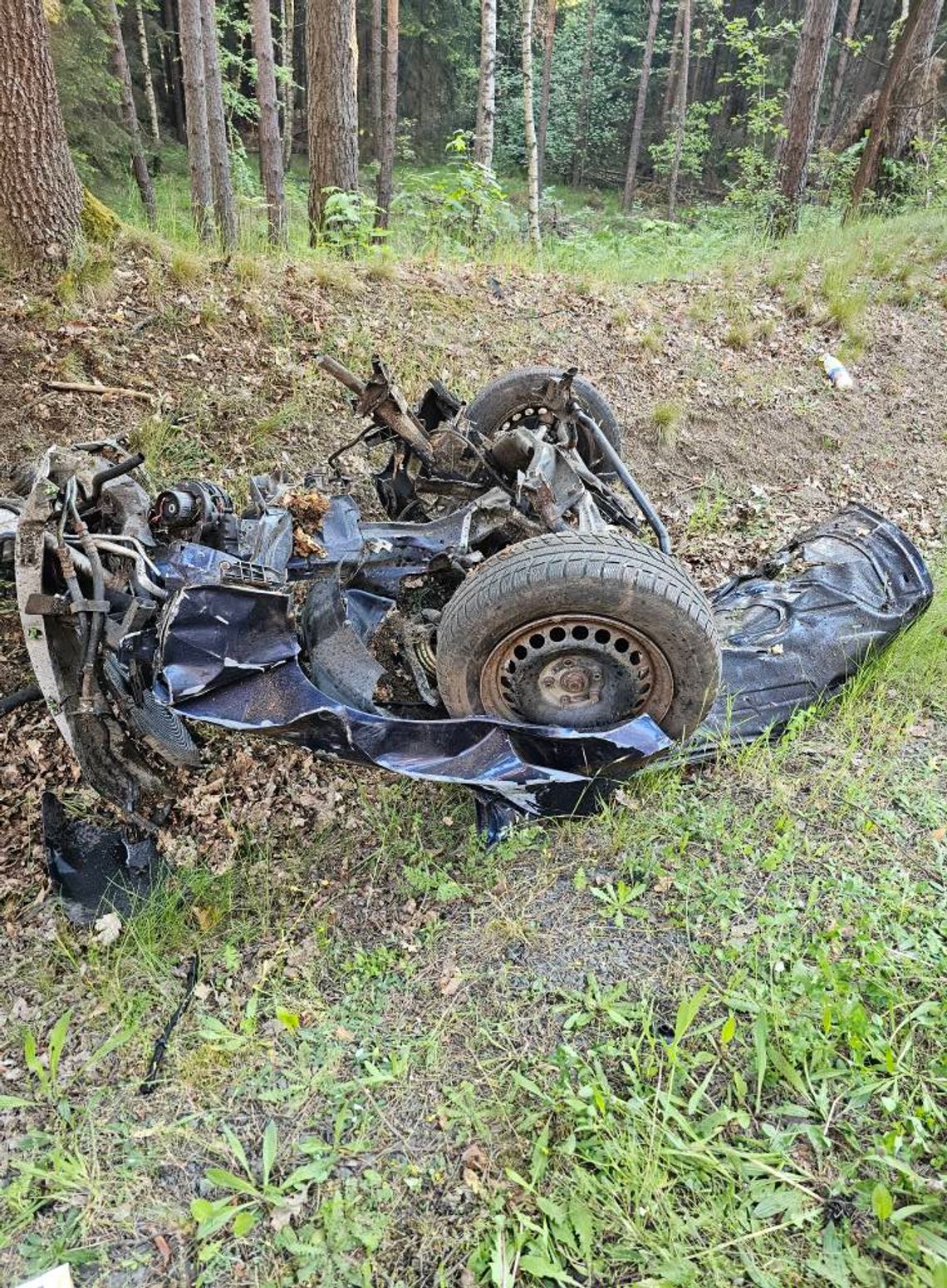 Audi wypadło z drogi i uderzyło w drzewo, z auta wyrwało silnik