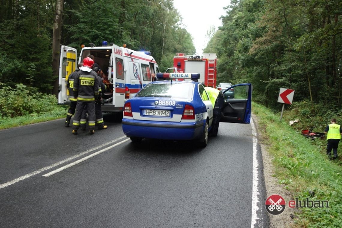 Auto sunęło bokiem całą szerokością jezdni