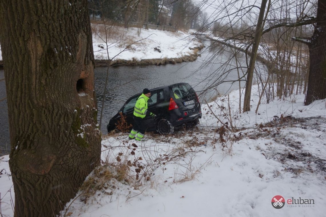 Auto wpadło do Kwisy