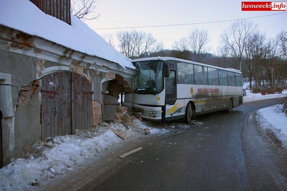 Autobus kursowy wbił się w remizę