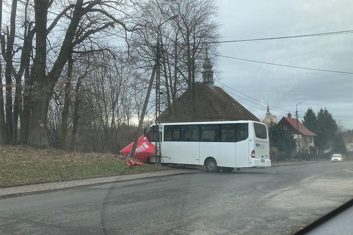 Autobus widmo przejechał skrzyżowanie i wbił się w namiot z gaśnicami