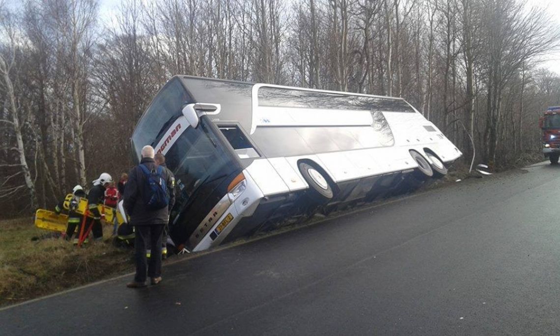 Autobus z 54 pasażerami wypadł z drogi