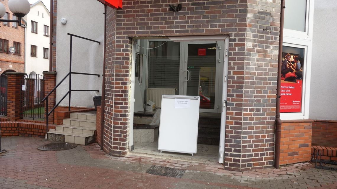 Bankomat wyrwany ze ściany, praktycznie w samym centrum