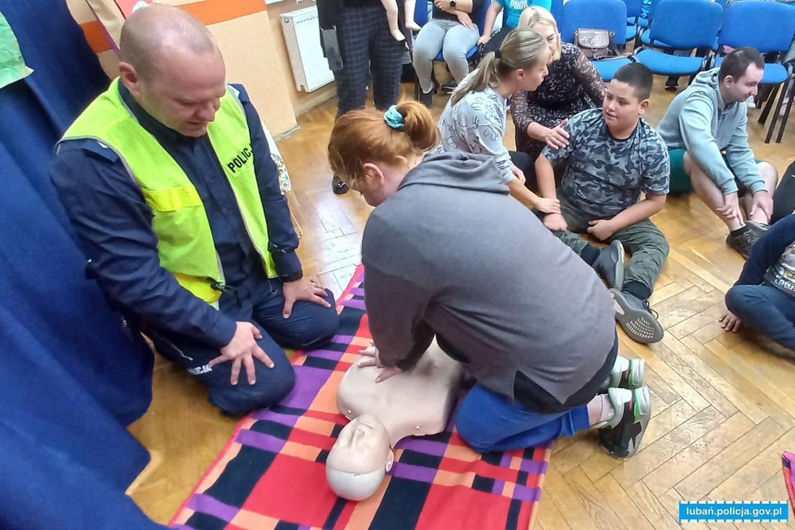 Bezpieczna droga do szkoły. Policjanci i strażacy edukują najmłodszych