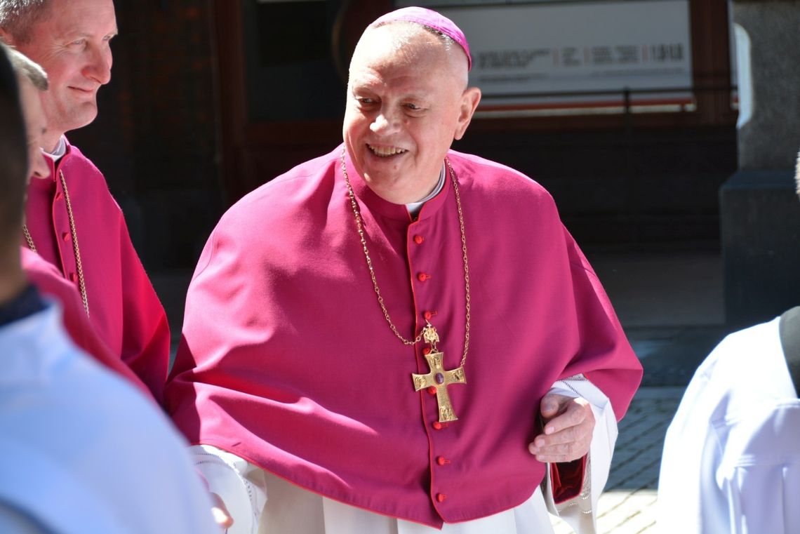 Biskup legnicki składa rezygnację, w tle zaniedbania wobec przestępstw seksualnych