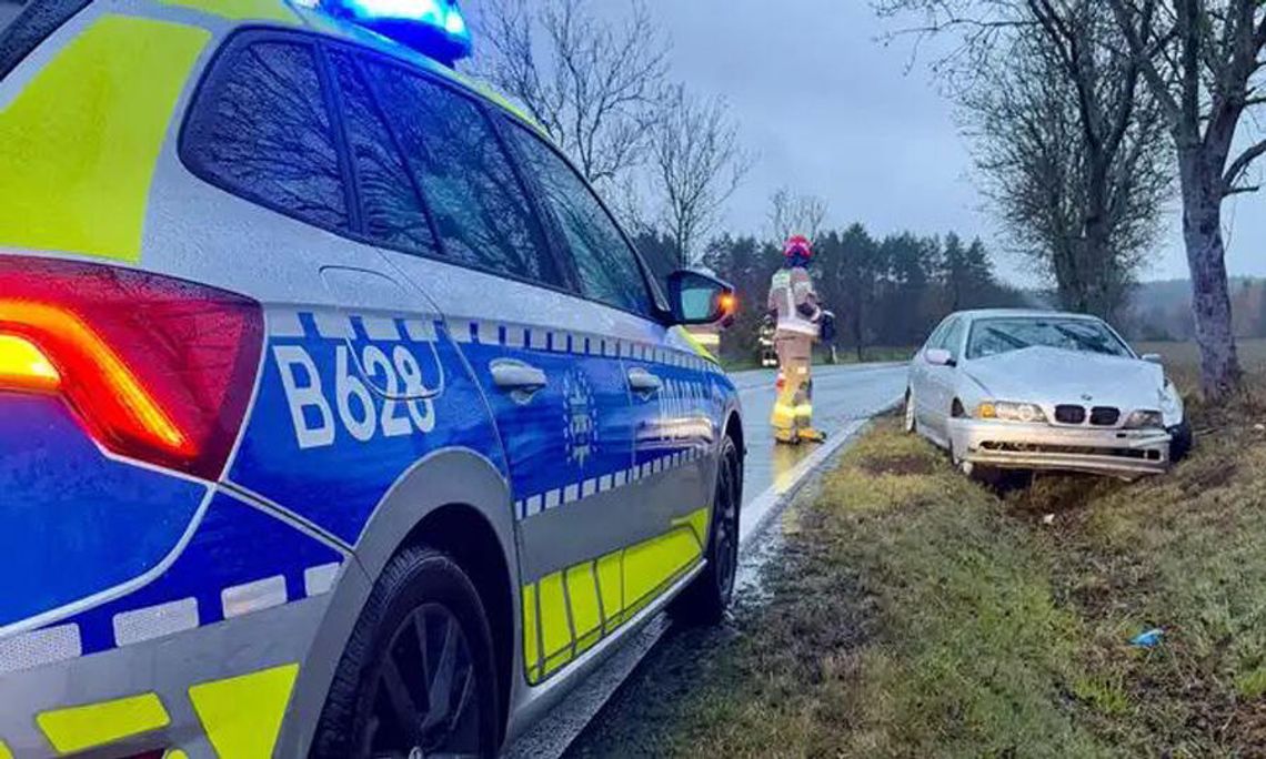 BMW na lubańskich tablicach wypadło z drogi. Policja ustala, kto siedział za kierownicą