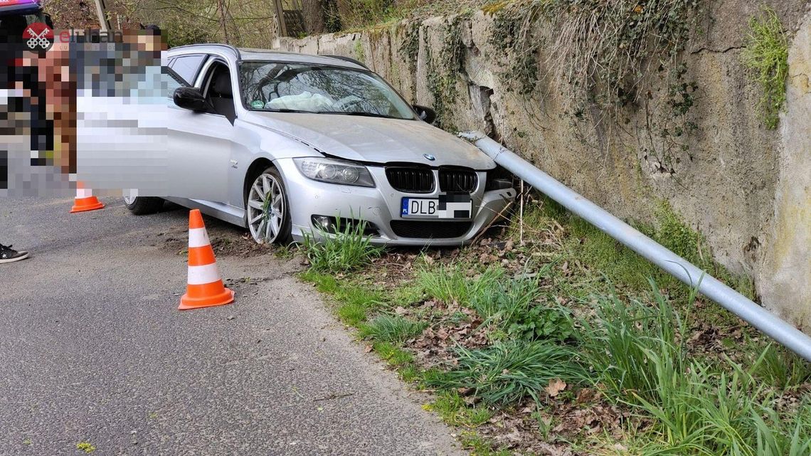 BMW ścięło latarnię. Kierująca nie pamięta, jak to się stało