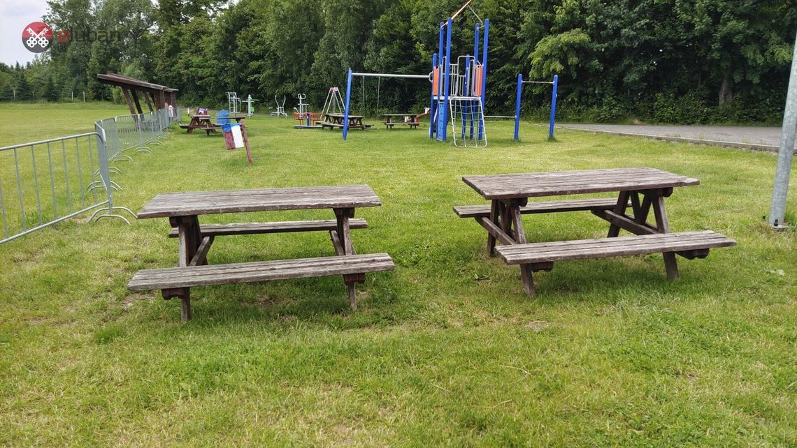 Ciało mężczyzny znalezione na ławkach przy boisku piłkarskim