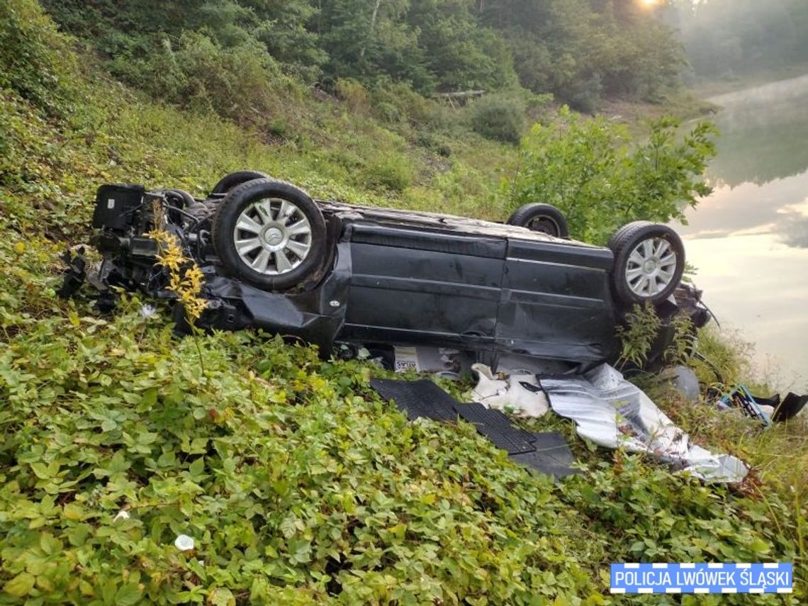 Citroen spadł ze skarpy i zatrzymał się nad taflą Jeziora Pilchowickiego