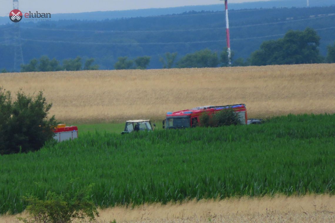 Czarny dym unoszący się nad polami i alarmujące zgłoszenie