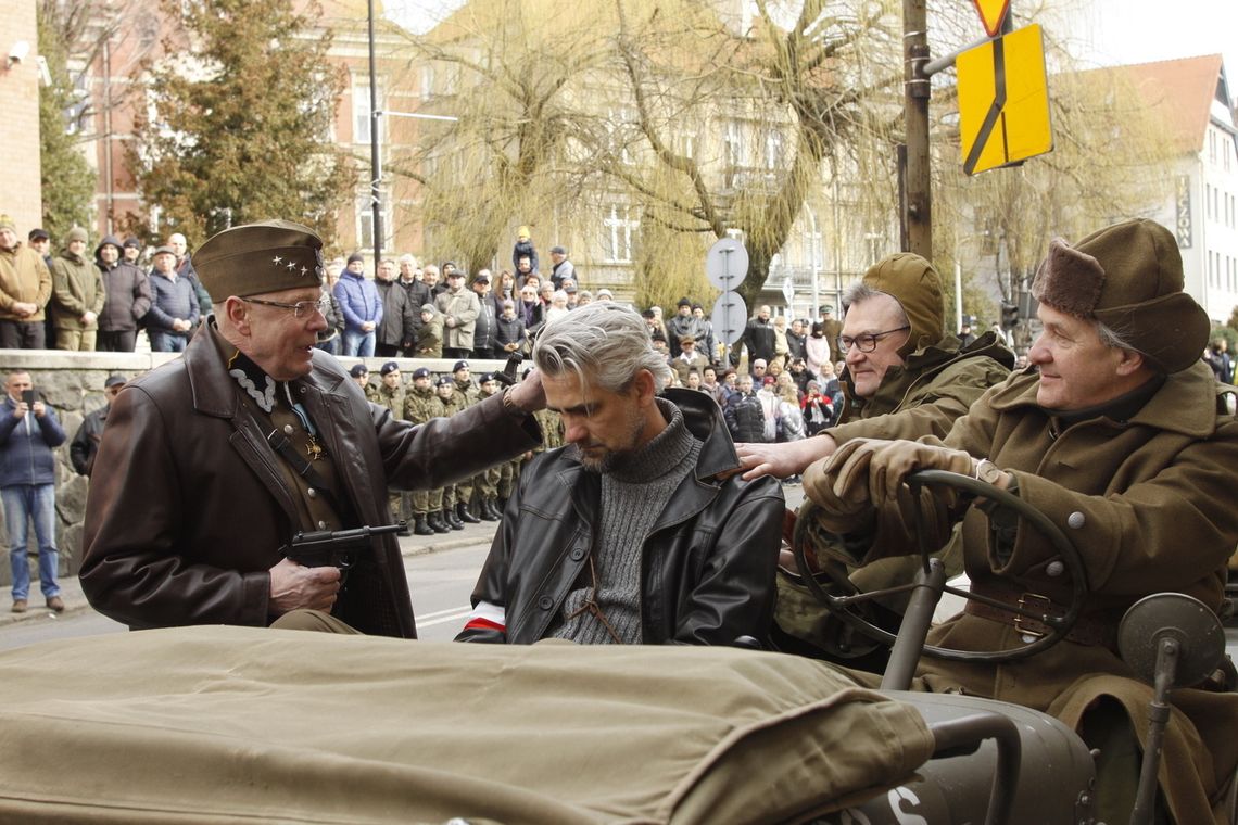 Cześć i chwała bohaterom