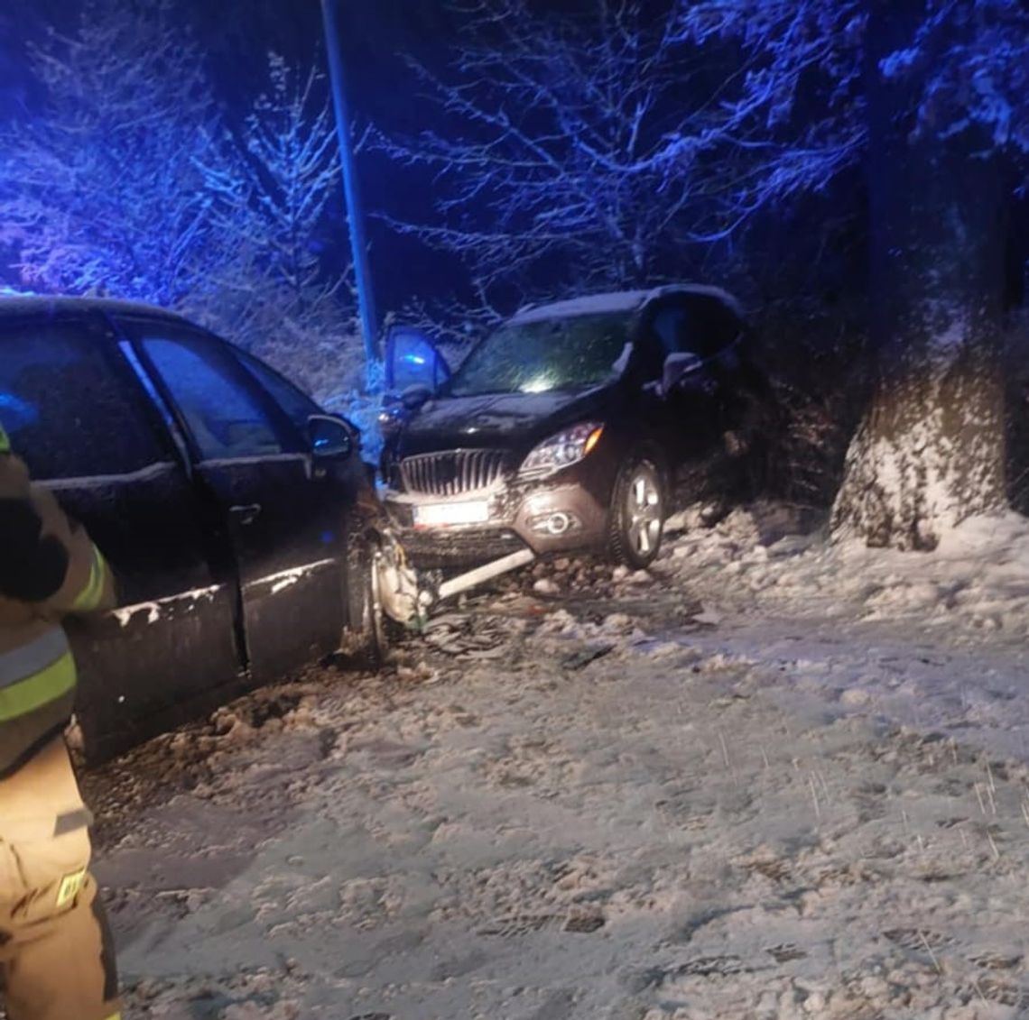 Aktualizacja. Czołowe zderzenie na DW361. Droga zablokowana