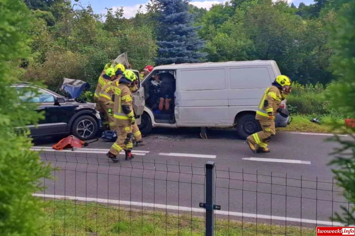 Cztery osoby z poważnymi obrażeniami. Czołówka na DW297 w Pławnej Dolnej