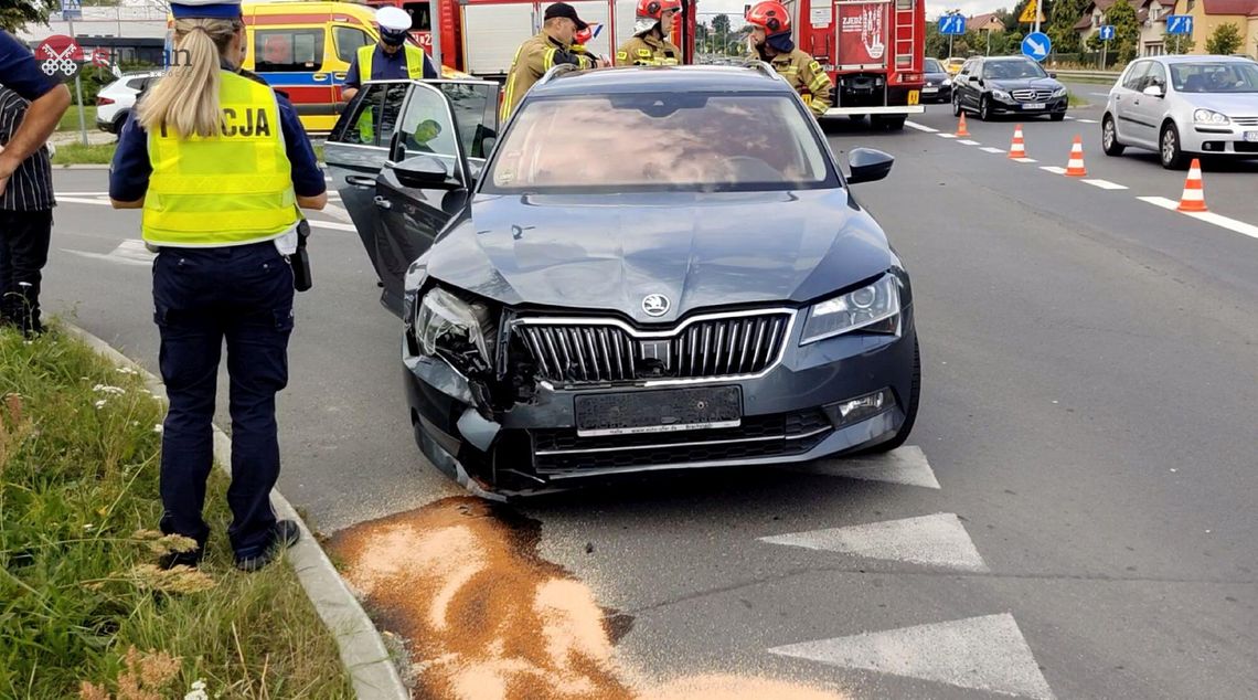 Dacia przewróciła się po zderzeniu na skrzyżowaniu. To kolejne zdarzenie w tym miejscu