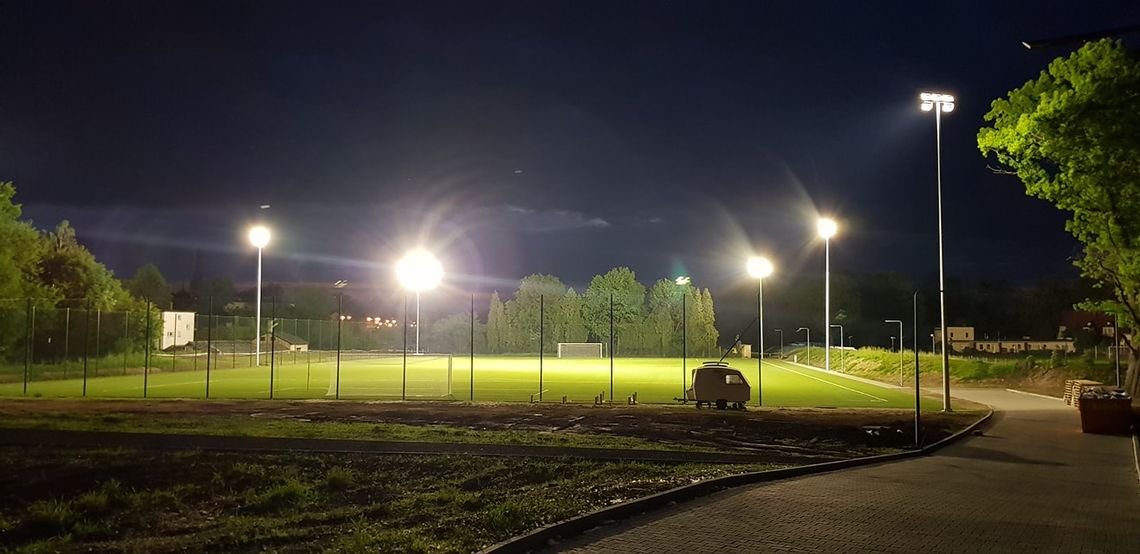 Dlaczego oświetlenie boiska nie jest wyłączane na noc?
