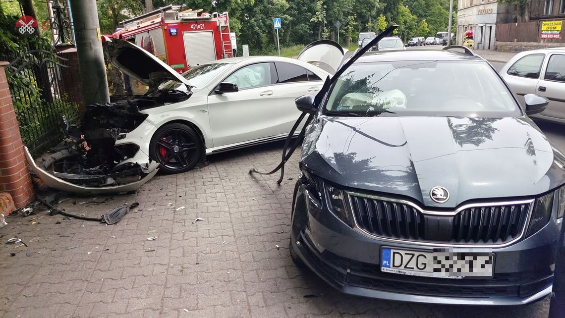 Doprowadził do zderzenia, oba auta wpadły na chodnik