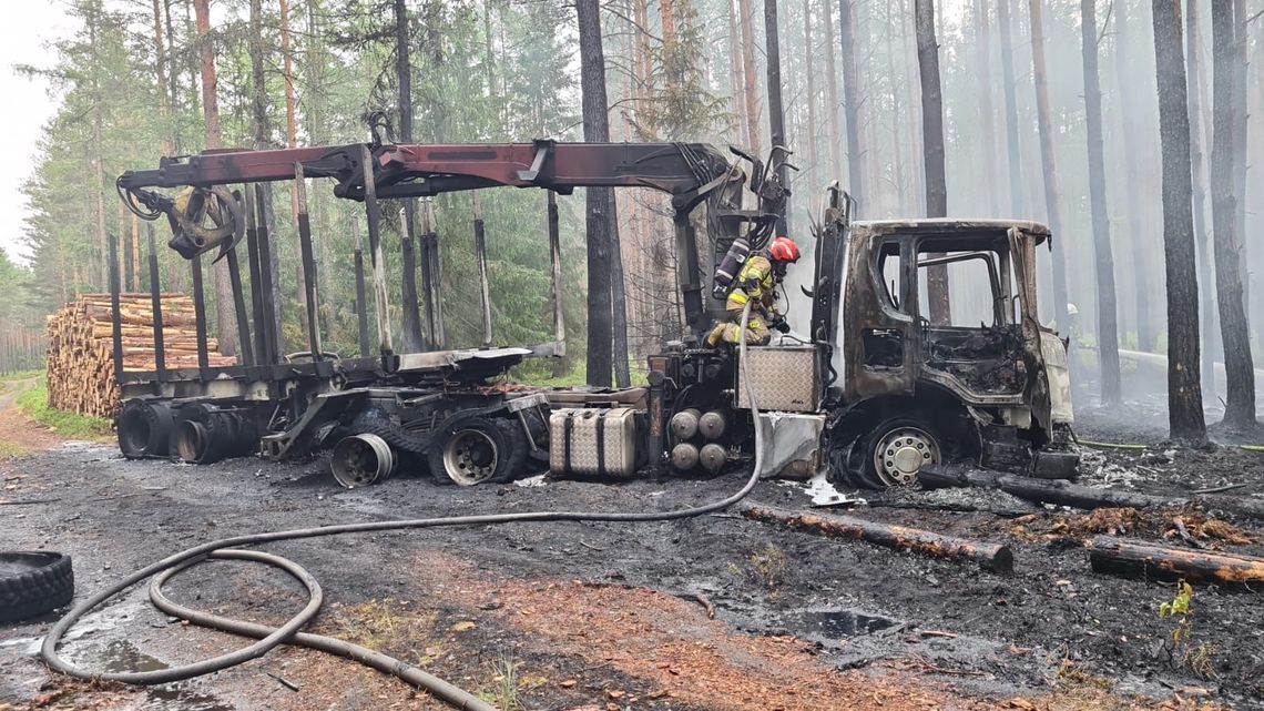 Dwa samoloty gaśnicze skierowane do pożaru ciężarówki