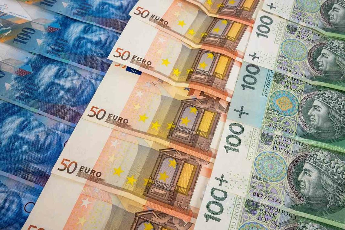 Euro powyżej 5 złotych, frank szwajcarski w rekordowej cenie