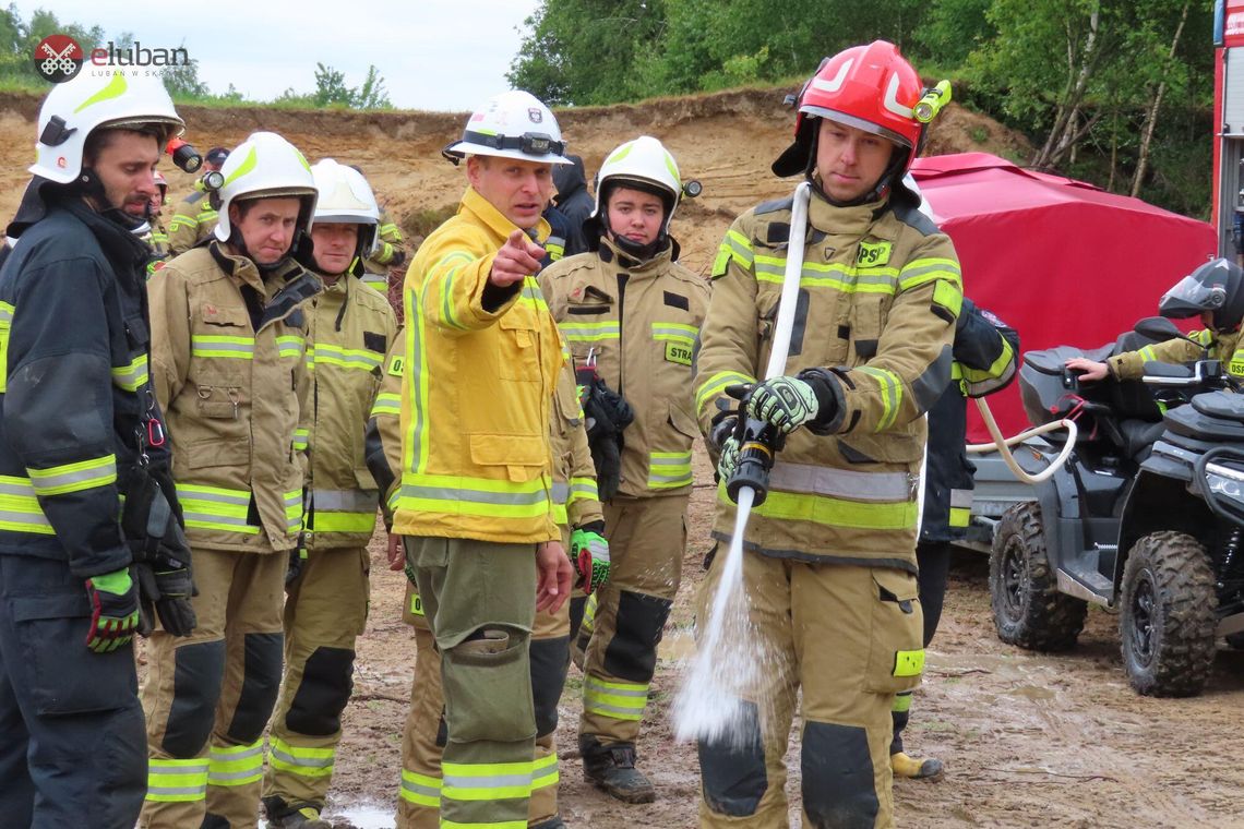 Gaszenie pożarów bez hydrantu. Praktyczne szkolenie strażaków w Leśnej