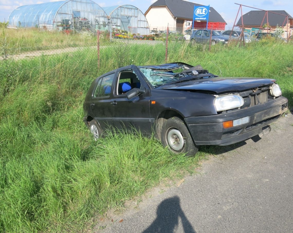 Golf dachował w Pisarzowicach