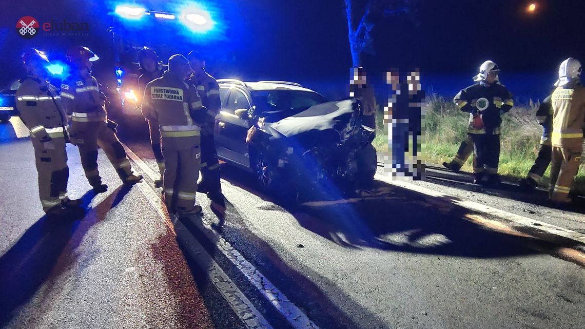 Groźna kolizja na DK30. Renault zmiotło przystanek, auto zatrzymało się w polu
