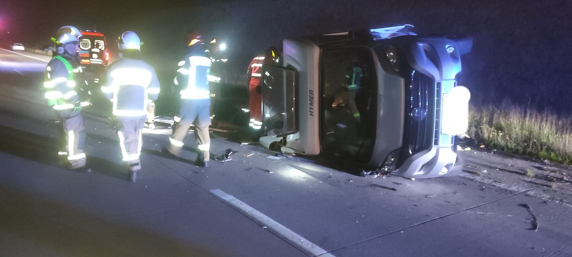 Groźny wypadek na A4. Rozbity kamper leży na autostradzie