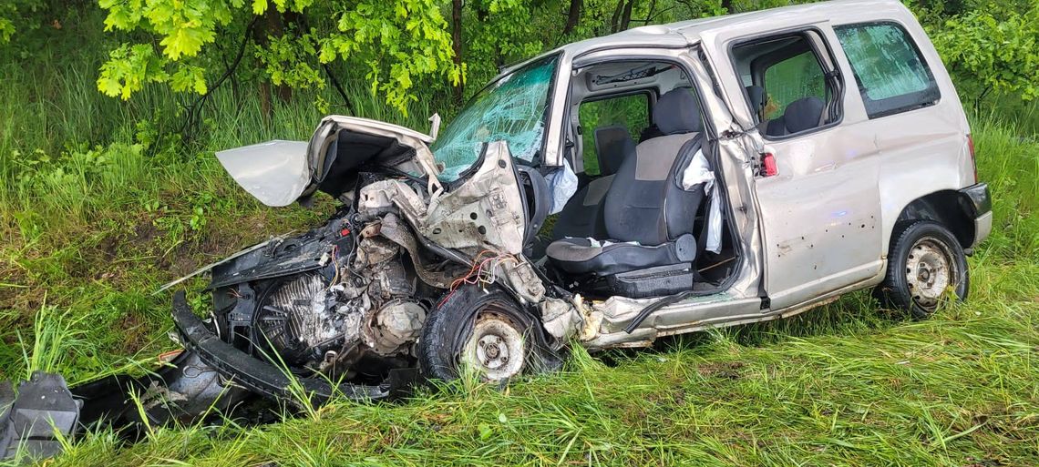 Czołówka na łuku drogi. Jedna osoba w ciężkim stanie