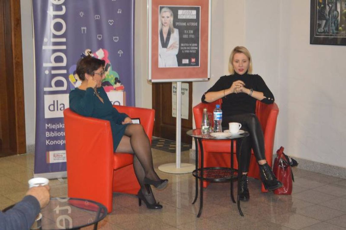 Joanna Opiat-Bojarska gościła w lubańskiej bibliotece