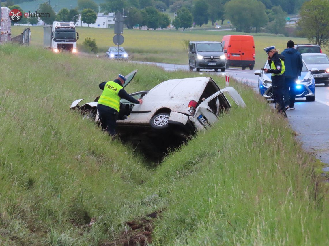 Kierowca doszczętnie rozbił auto i uciekł z miejsca wypadku