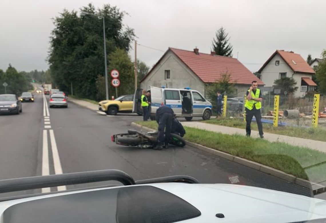 Kierowca motocykla wywrócił się na DK30. Mieszkańcy - uciekał przed policją