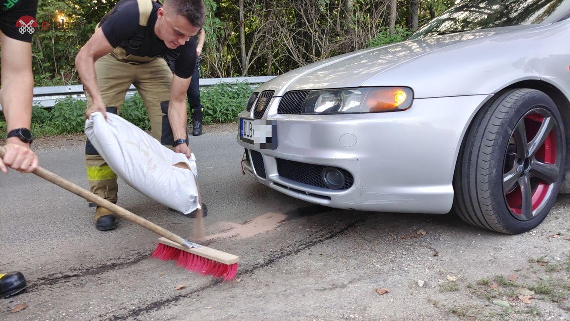 Kierowca seata uszkodził auto na nieuprzątniętej drodze