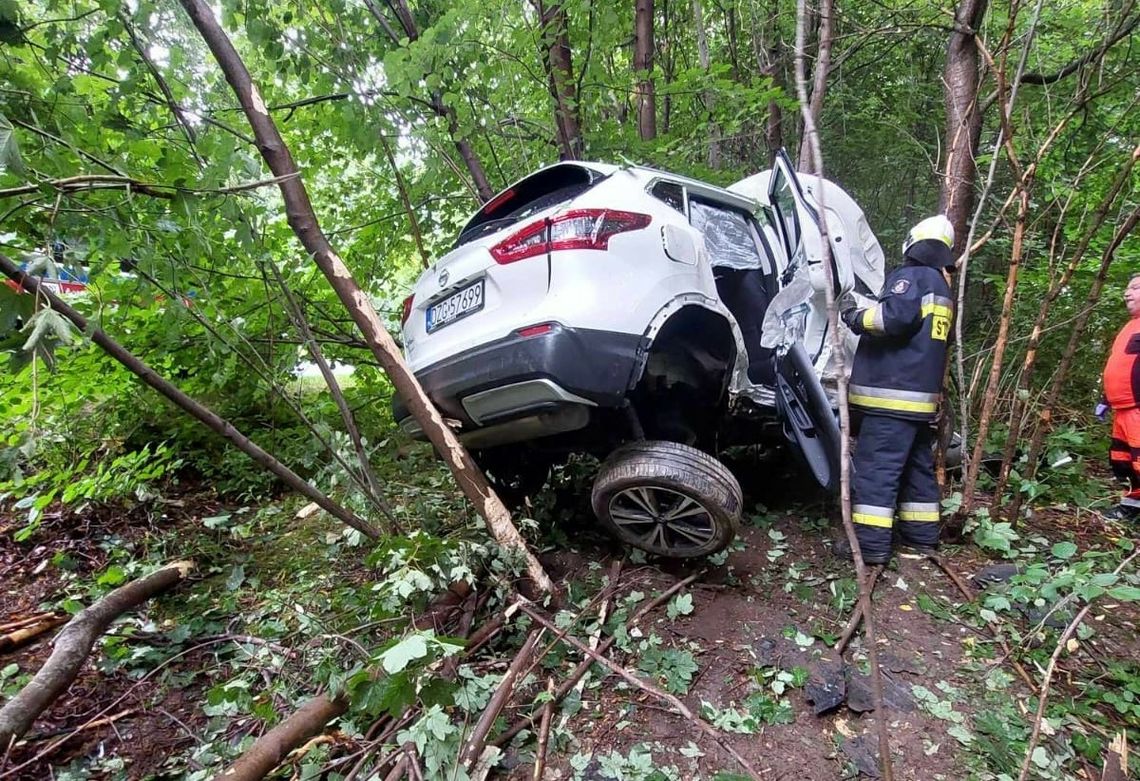 Kierowca stracił kontrolę nad autem i wbił się nissanem między drzewa