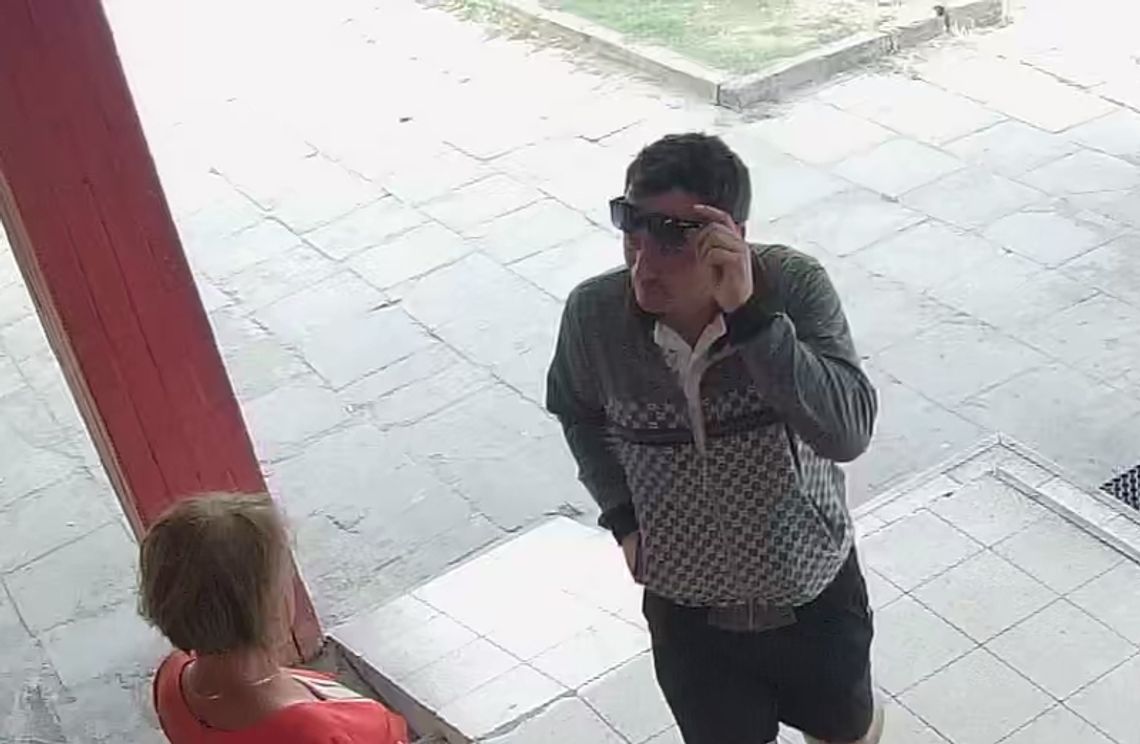 Kim jest mężczyzna widoczny na zdjęciach?
