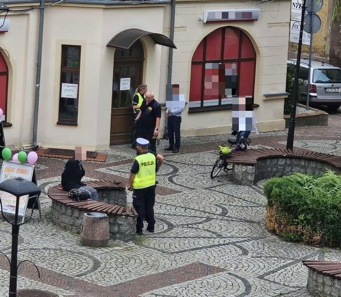 Klient z „bronią” w banku. Sytuację opanował pracownik i strażnicy miejscy