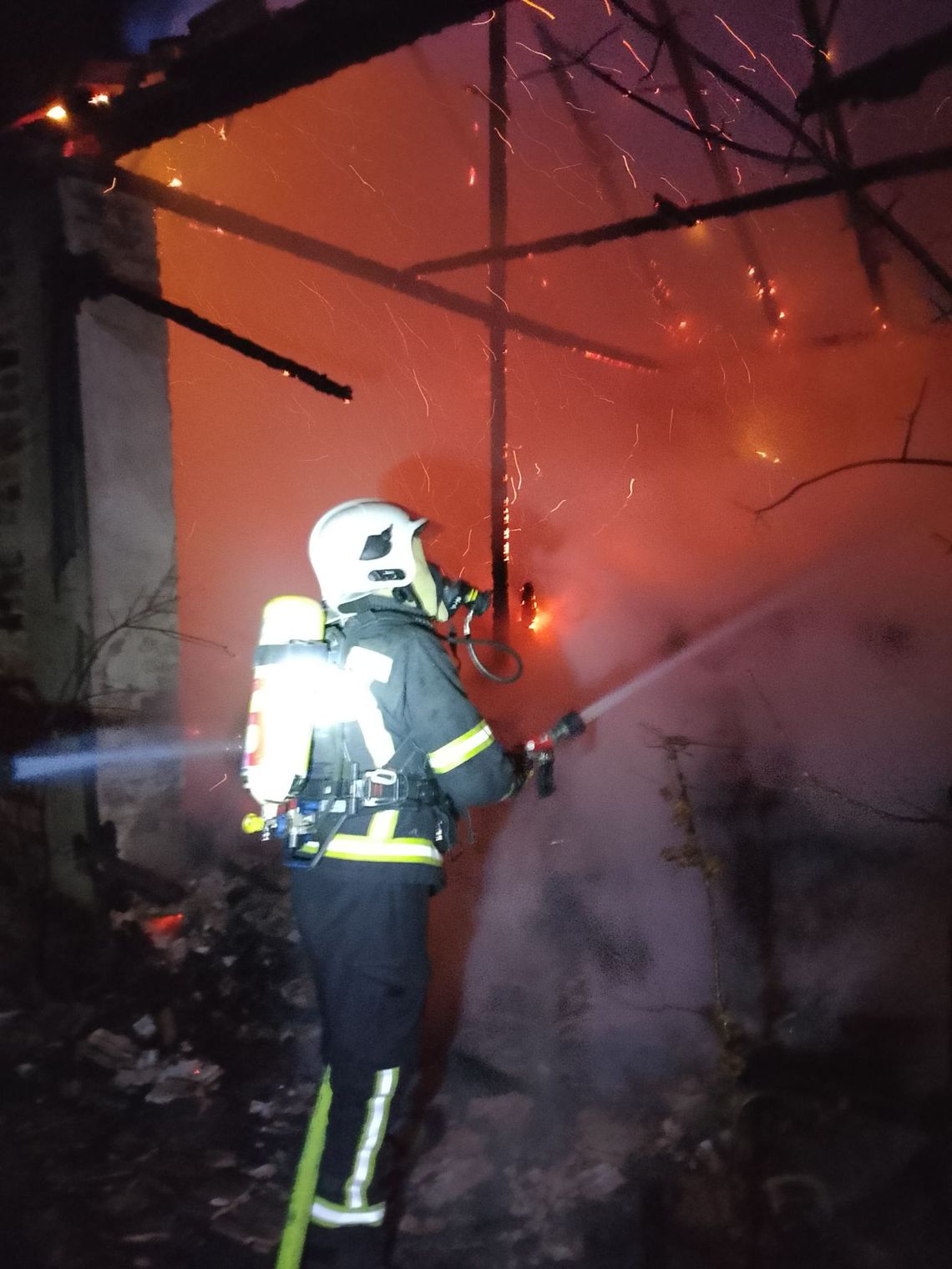 Kolejny pożar pustostanu. Strażacy pracowali przez trzy godziny