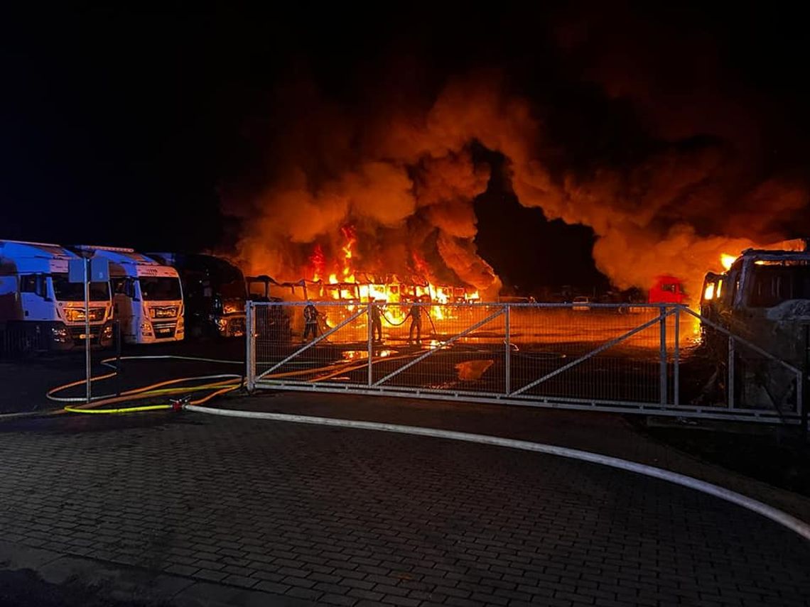 Kolejny pożar w bazie w Osiecznicy, spłonęło 16 ciężarówek