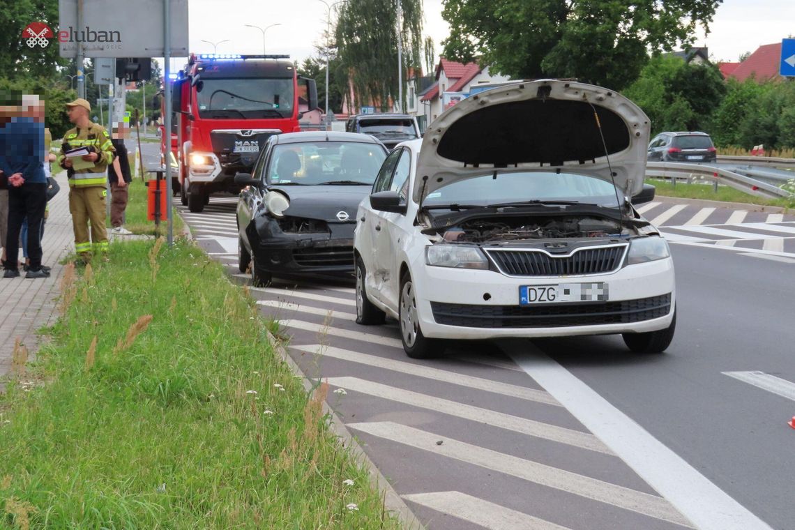 Kolizja na DK30. Jedna z kierujących wymusiła pierwszeństwo