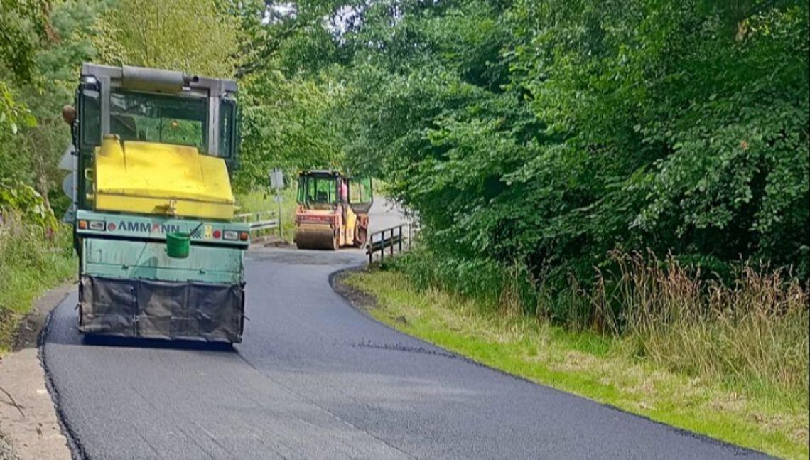 Końcowy etap przebudowy drogi powiatowej w Wyrębie