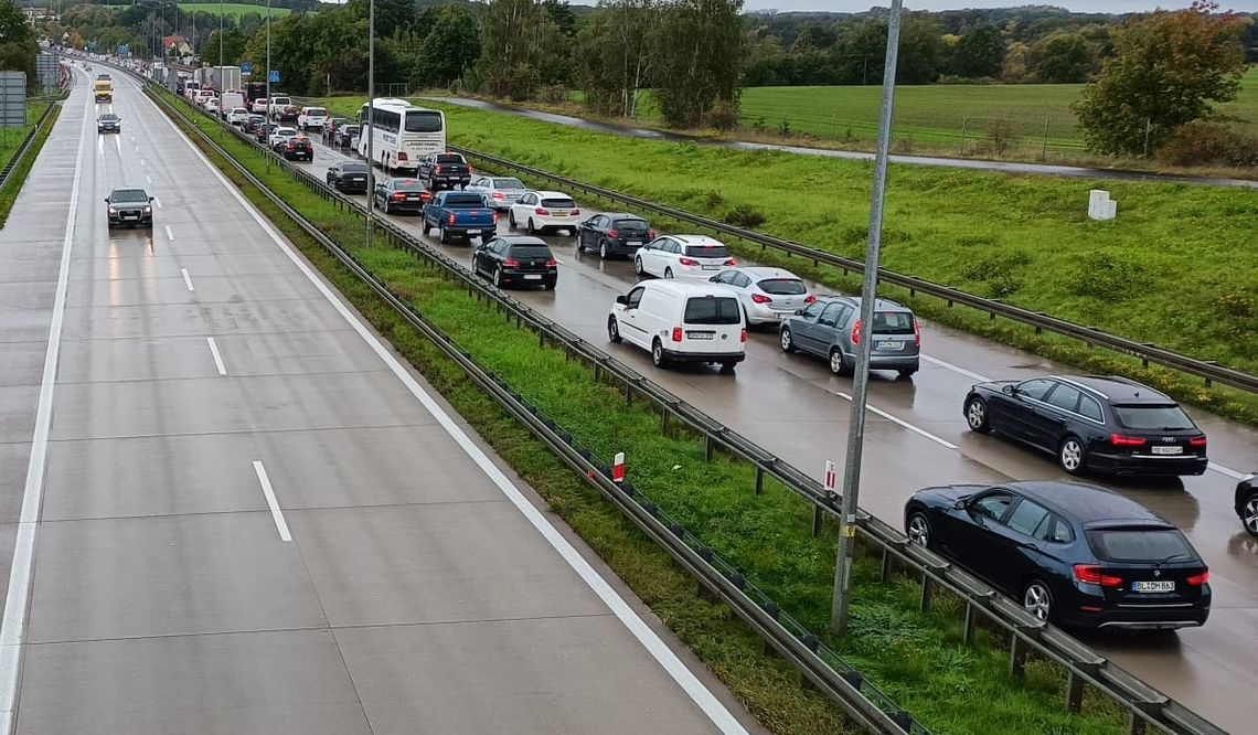 Korek przed granicą urósł do 7 km. Nie ma reguły, jak kontrolują Niemcy - mówią kierowcy