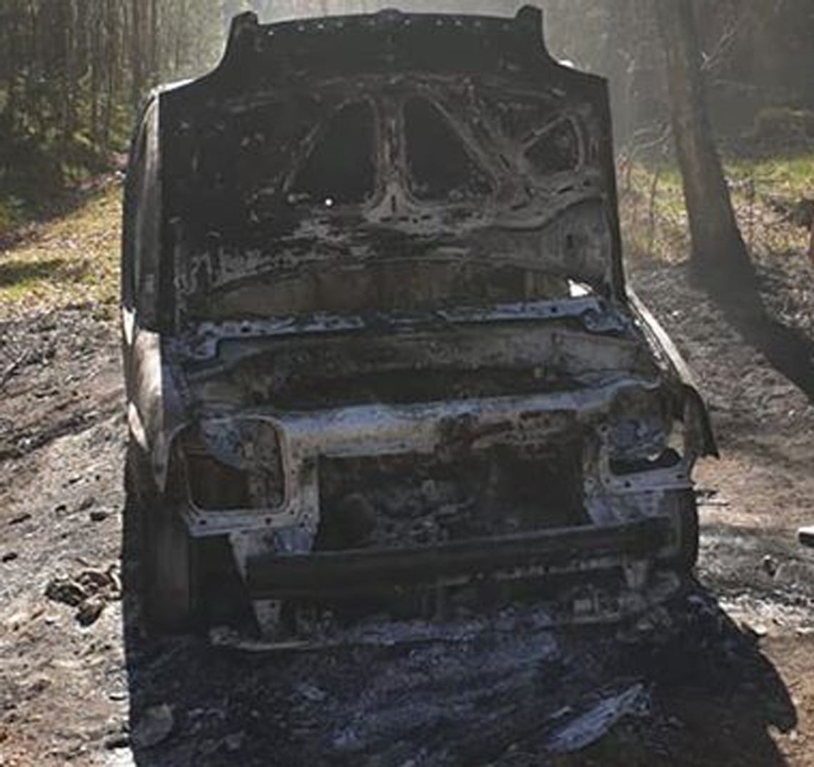 Ktoś podpalił samochód w lesie